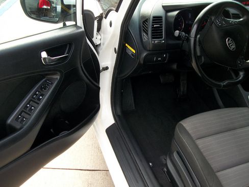 Used 2016 Kia Forte EX image 8