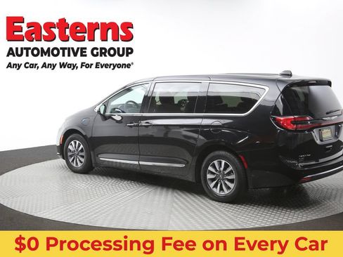 Used 2023 Chrysler Pacifica Limited FWD image 67