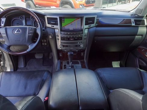 Used 2014 Lexus LX 570 4WD w/ Luxury Package image 10