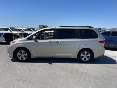 Used 2017 Toyota Sienna LE FWD image 4