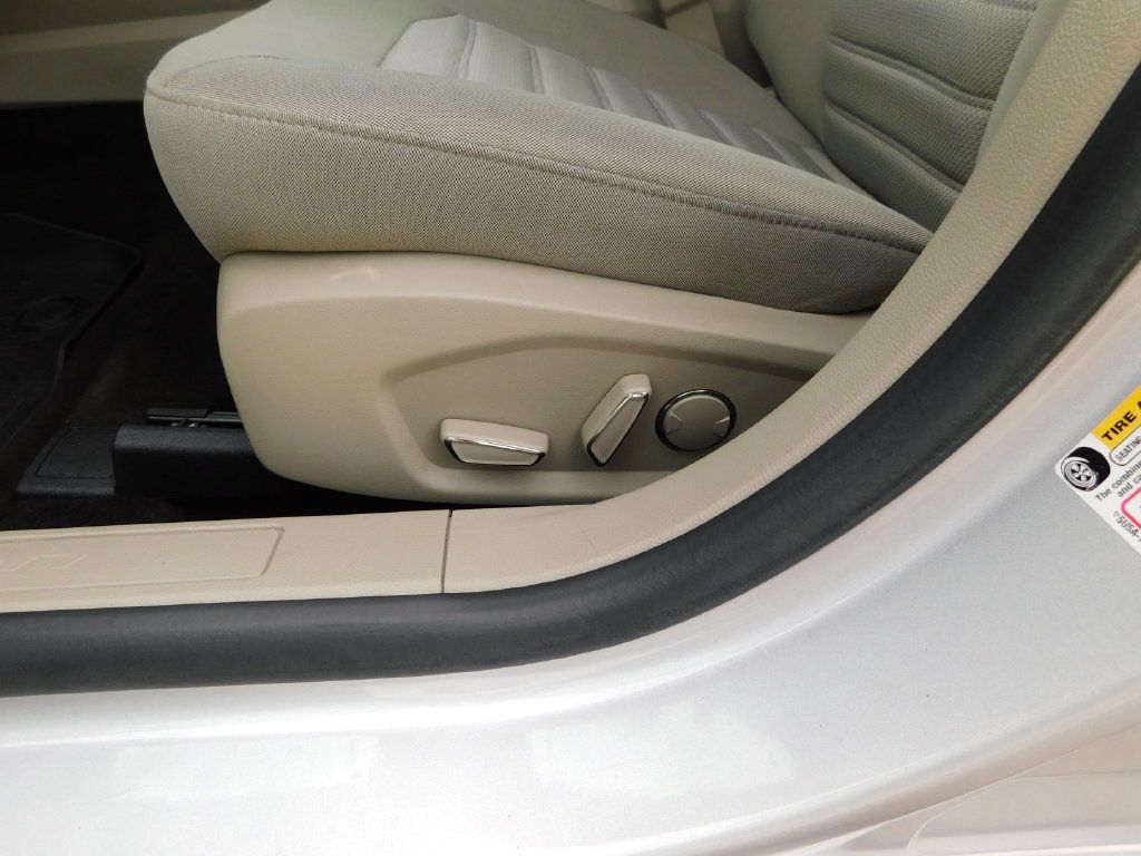 Used 2019 Ford Fusion SE FWD image 13