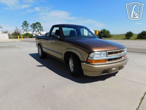 Used 2000 Chevrolet S10 Pickup LS w/ Preferred Equipment Group image 12
