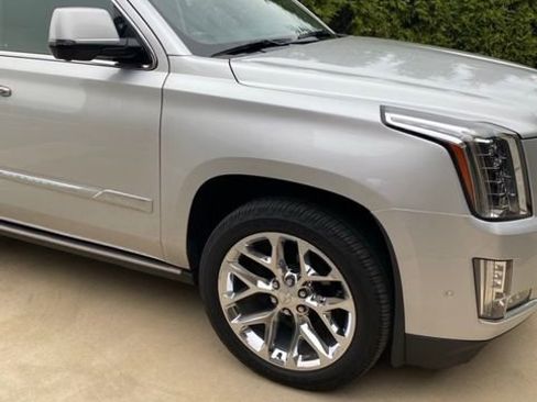 Used 2019 Cadillac Escalade Premium Luxury AWD/4WD image 5