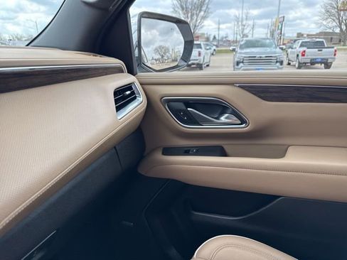 Used 2024 Chevrolet Suburban Premier w/ Premium Package AWD/4WD image 14