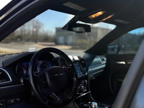 Used 2019 Chrysler 300 S image 9