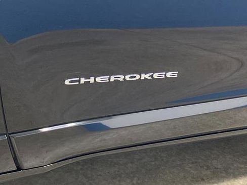 Used 2017 Jeep Cherokee Overland w/ Technology Group AWD/4WD image 37