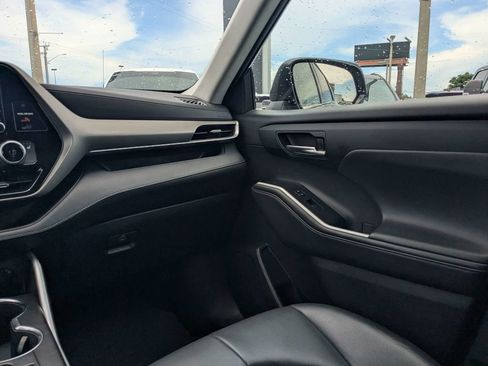 Used 2021 Toyota Highlander XLE FWD image 17