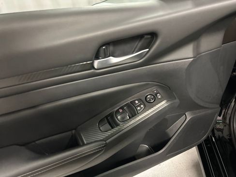 Used 2025 Nissan Altima 2.5 SV FWD image 12