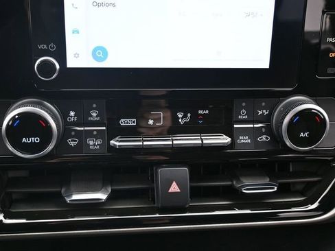 Used 2024 Toyota Highlander LE image 21