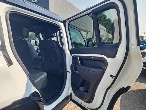 New 2026 Land Rover Defender 110 X-Dynamic SE AWD/4WD image 17