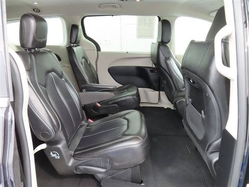 Used 2023 Chrysler Pacifica Touring-L FWD image 32