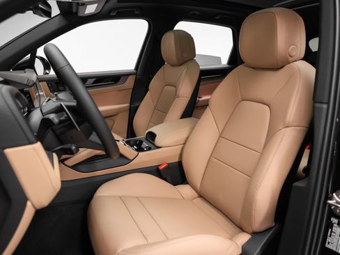 Used 2025 Porsche Cayenne image 40