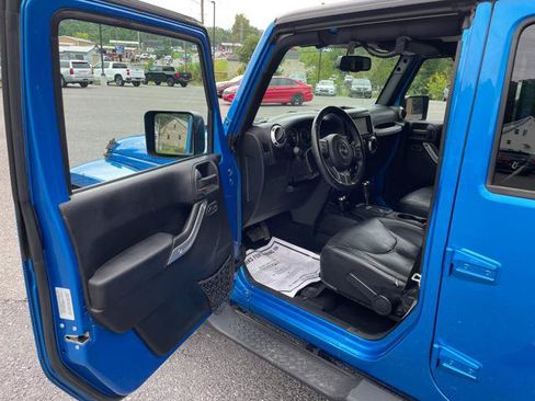 Used 2015 Jeep Wrangler Unlimited Sahara w/ Connectivity Group AWD/4WD image 13