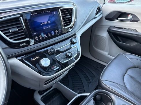 Used 2017 Chrysler Pacifica Limited w/ UConnect Theater Package image 25