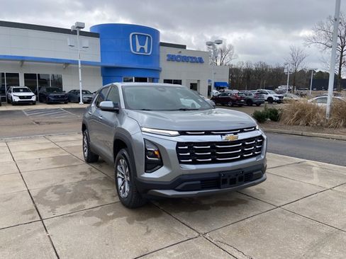 Used 2025 Chevrolet Equinox LT image 2