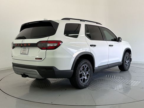 Used 2025 Honda Pilot TrailSport image 9