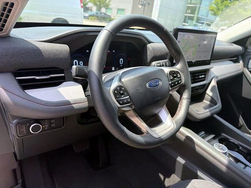 Used 2025 Ford Explorer Active AWD/4WD image 16