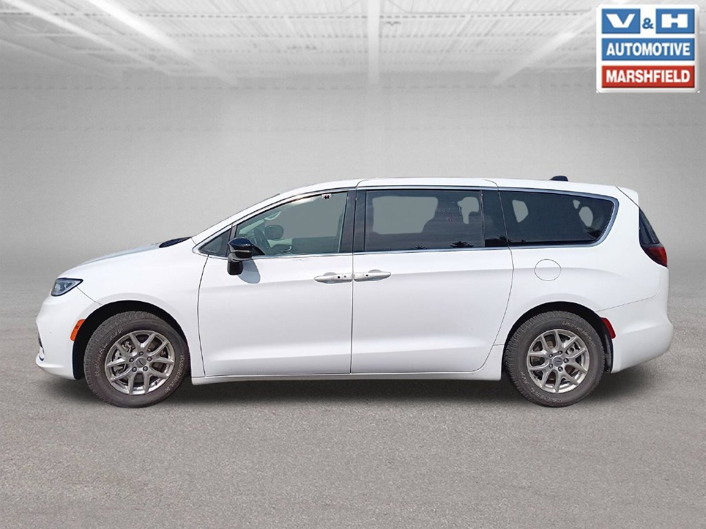 Used 2024 Chrysler Pacifica Touring-L FWD image 2