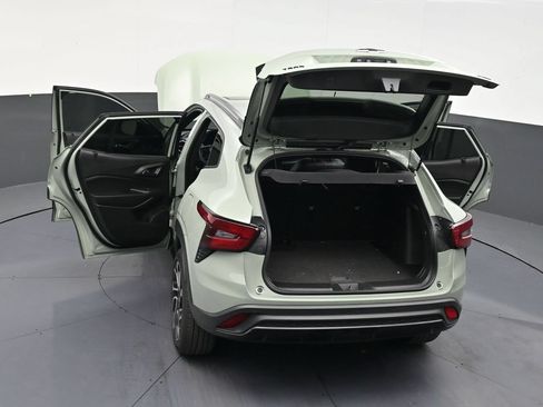 Used 2024 Chevrolet Trax RS w/ Sunroof Package FWD image 32
