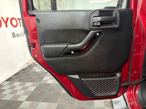 Used 2012 Jeep Wrangler Unlimited Sahara AWD/4WD image 19