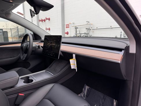 Used 2024 Tesla Model Y Performance image 53