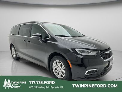 Used 2025 Chrysler Pacifica Select