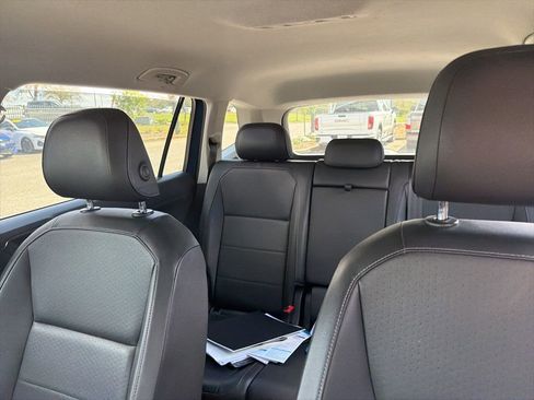 Used 2018 Volkswagen Tiguan SE image 2