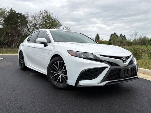 Used 2021 Toyota Camry SE w/ Cold Weather Package FWD image 1