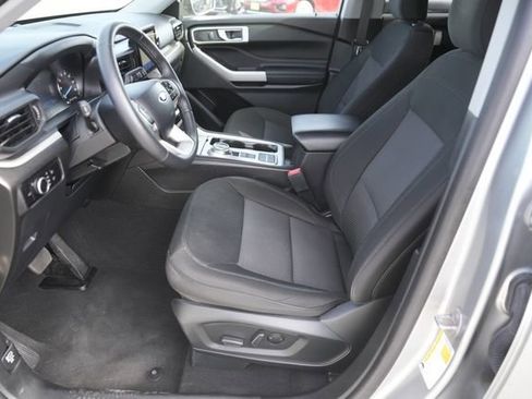 Used 2024 Ford Explorer XLT image 9