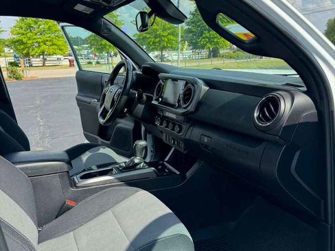 Used 2022 Toyota Tacoma TRD Off-Road w/ Technology Package AWD/4WD image 14