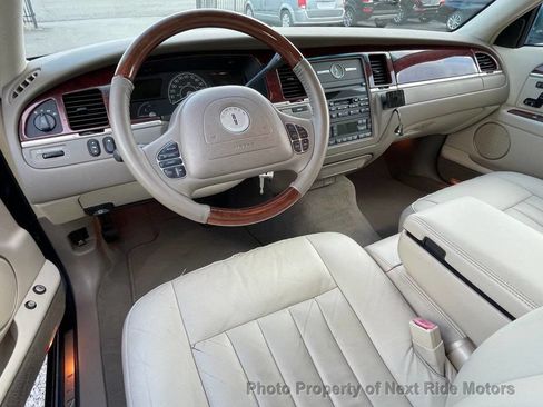Used 2003 Lincoln Town Car Signature RWD image 12