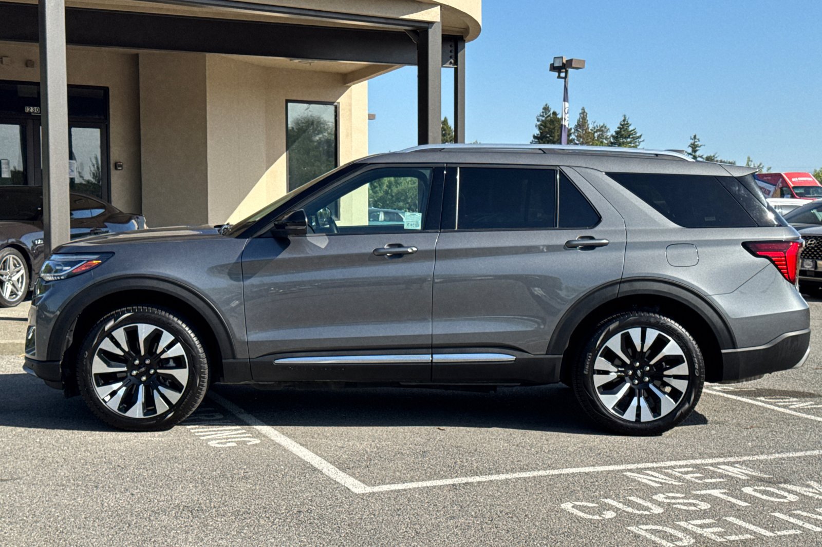 Used 2025 Ford Explorer Platinum w/ LUX Leather Package AWD/4WD image 7