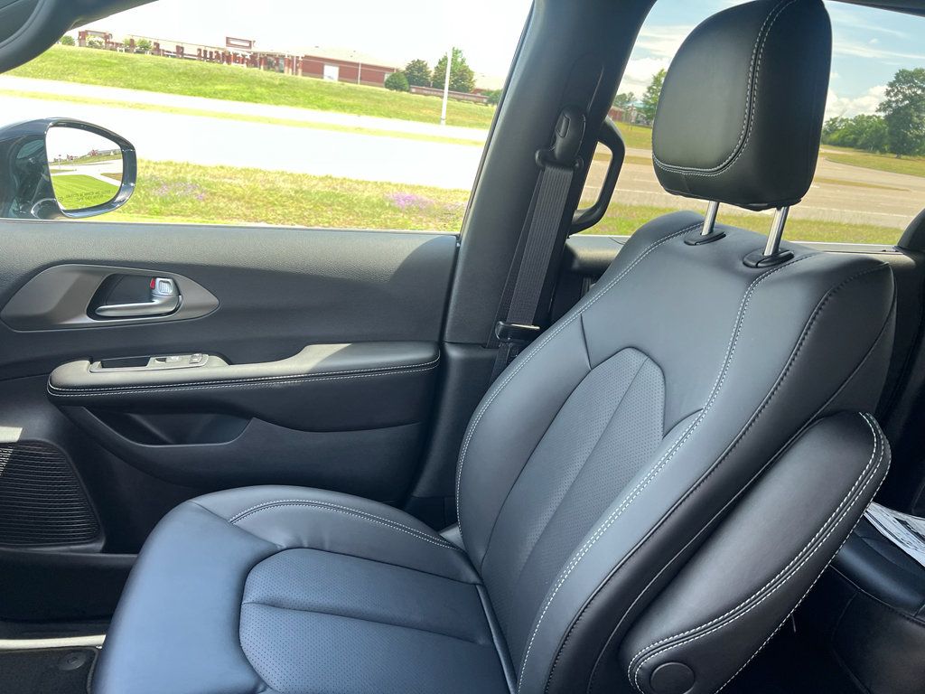 New 2027 Chrysler Pacifica Select w/ Family Tech Group FWD image 23