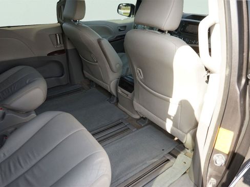 Used 2013 Toyota Sienna XLE FWD image 17