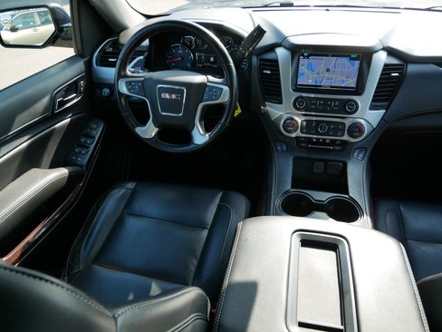 Used 2019 GMC Yukon XL SLT w/ Open Road Package AWD/4WD image 9