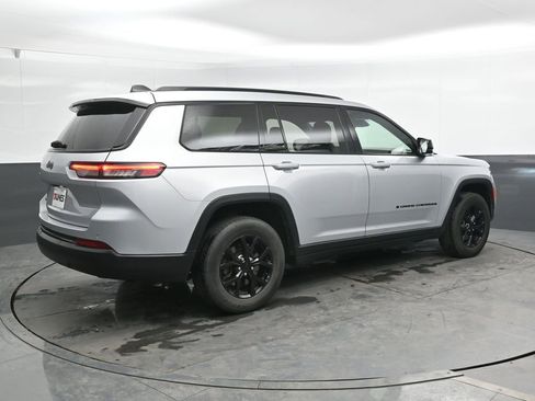 Used 2024 Jeep Grand Cherokee L Laredo image 2