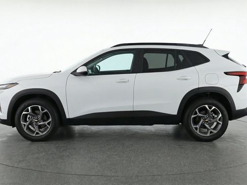 Used 2025 Chevrolet Trax LT FWD image 5