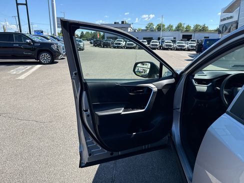 Used 2025 Toyota RAV4 LE AWD/4WD image 11
