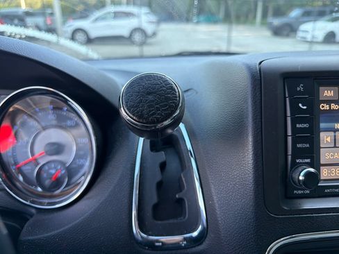 Used 2016 Chrysler Town & Country Touring FWD image 27