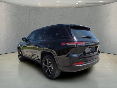 Used 2023 Jeep Grand Cherokee Altitude RWD image 7