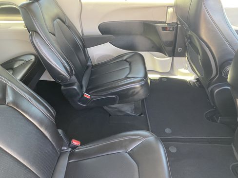Certified 2024 Chrysler Pacifica Touring-L FWD image 11