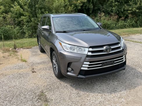 Used 2018 Toyota Highlander XLE AWD/4WD image 2