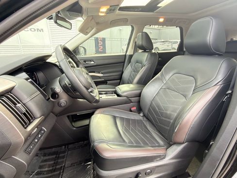 Certified 2024 Nissan Pathfinder Platinum w/ Cargo Package FWD image 10