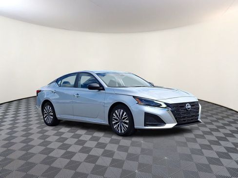 Used 2024 Nissan Altima 2.5 SV FWD image 4