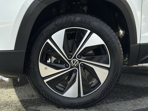 Used 2025 Volkswagen Taos SE w/ Panoramic Sunroof Package image 3