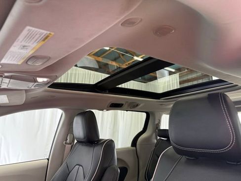 Used 2024 Chrysler Pacifica Limited FWD image 8