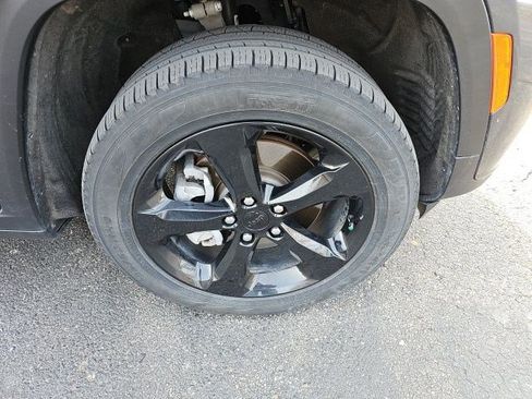 Used 2023 Jeep Grand Cherokee L Limited w/ Black Appearance Package image 10