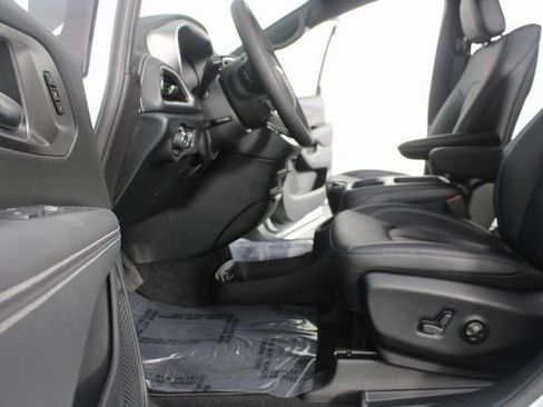 New 2026 Chrysler Pacifica Select image 16