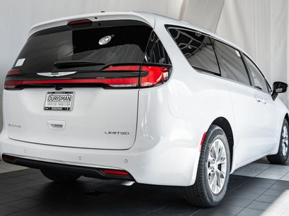 New 2026 Chrysler Pacifica Limited w/ Uconnect Theater Family Group