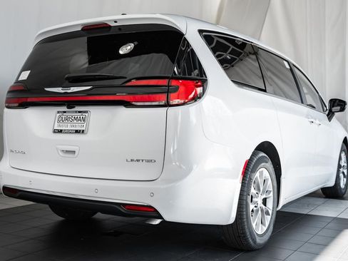 New 2026 Chrysler Pacifica Limited w/ Uconnect Theater Family Group FWD image 4